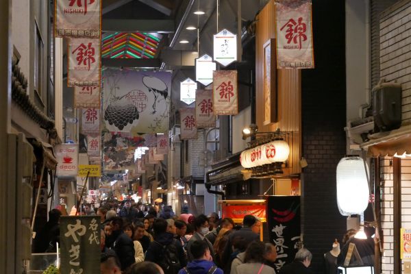 Úzké uličky Nishiki marketu.