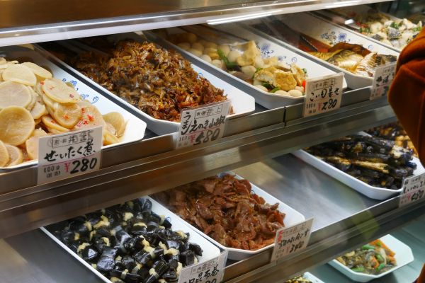 ..přes nakládanou zeleninu všeho druhu...