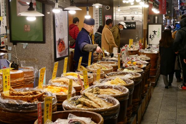 ..nakládanou zeleninu všeho druhu vcelku...