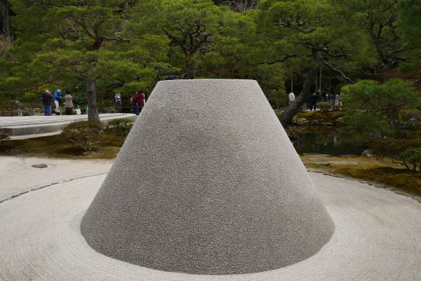 V zahradách Ginkakuji staví zajímavé útvary z pískoštěrku.