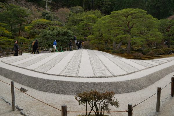 V zahradách Ginkakuji staví zajímavé útvary z pískoštěrku.