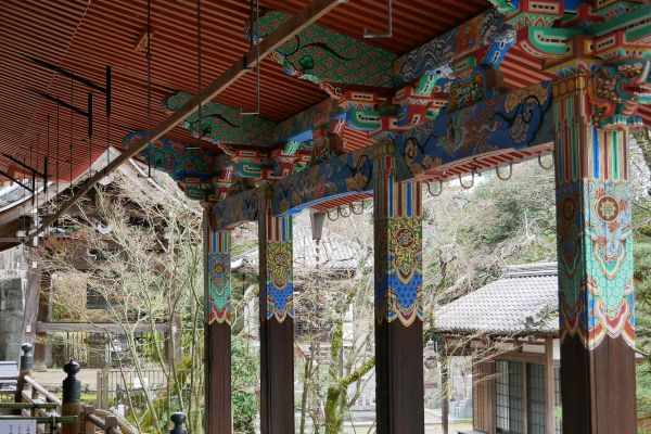 Zdobené krovy v Eikandoji.