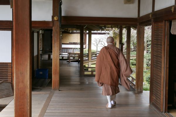 Mnich v chrámovém komplexu Eikandoji.