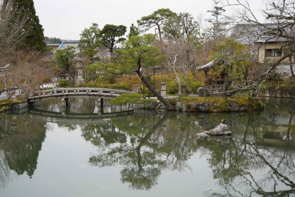 Jezírko s mostkem a ostrůvkem v komplexu Eikandoji.