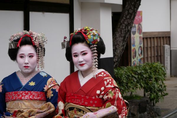 Turistky vydávající se za gejši poblíž Gionu.
