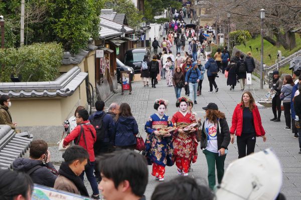Turistky vydávající se za gejši poblíž Gionu.